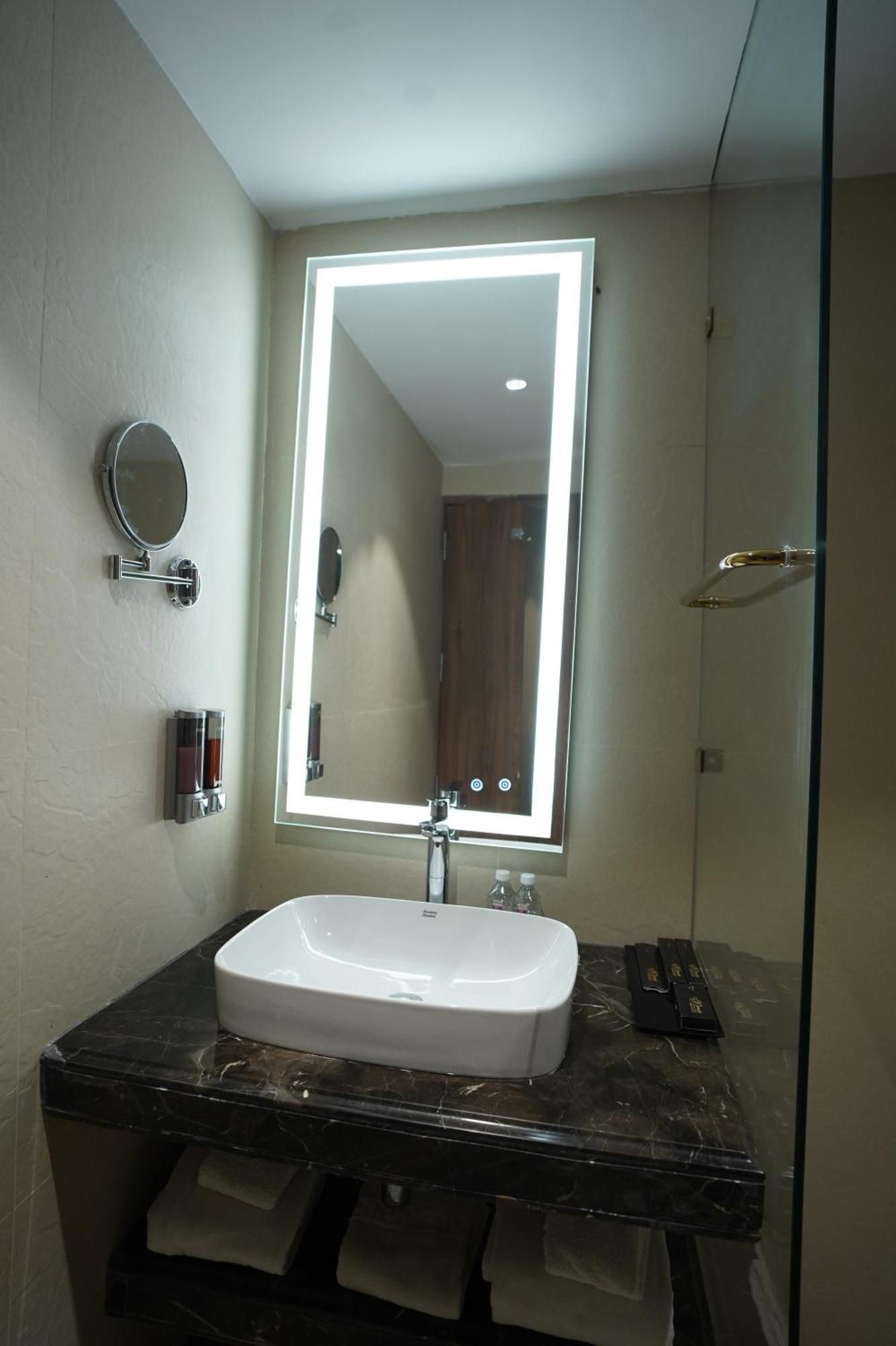 Hotel Ornate Lucknow Esterno foto